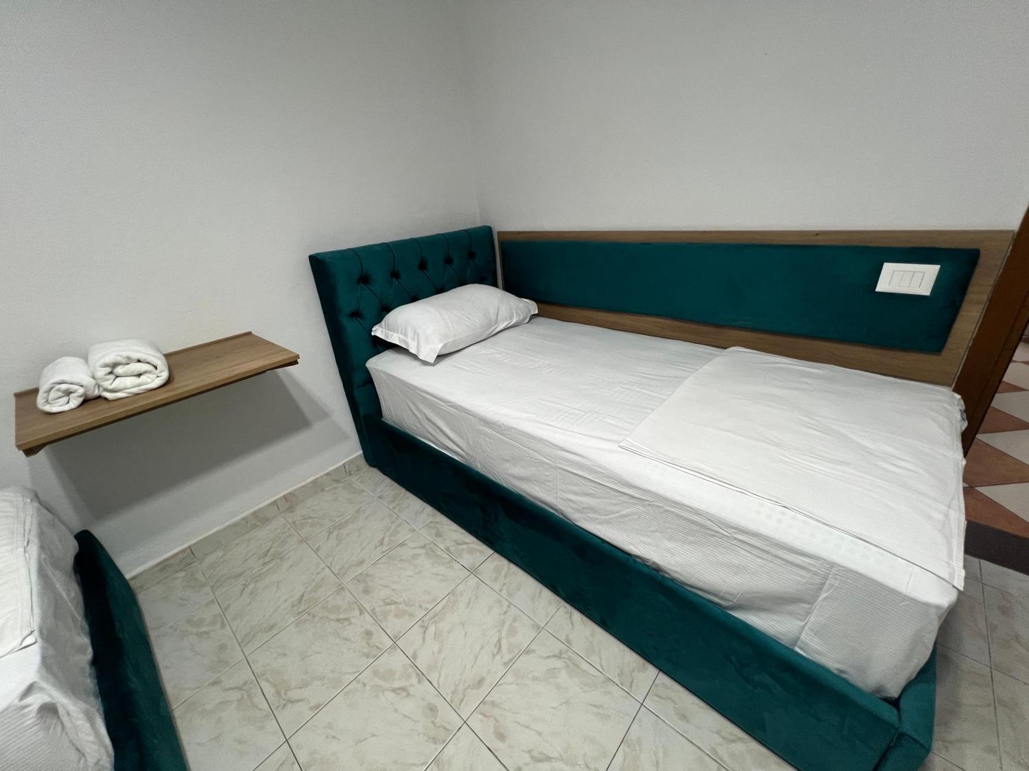 Sisterhood Hostel-Female Only Tirana Kültér fotó