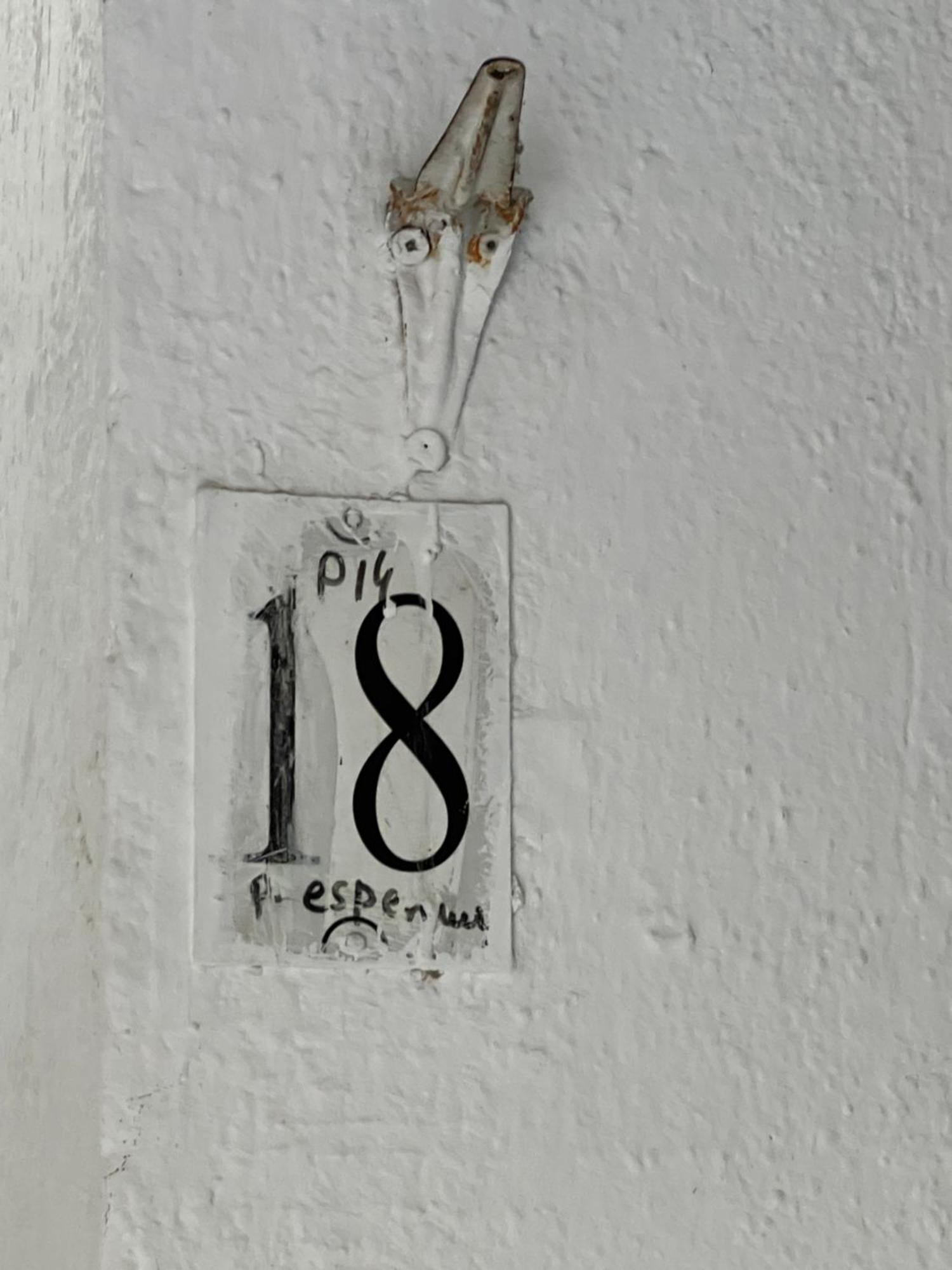 Sisterhood Hostel-Female Only Tirana Kültér fotó